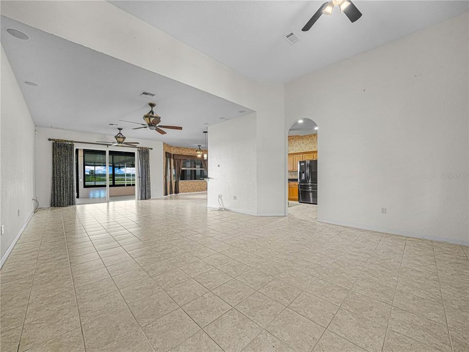 Activo con contrato: $599,000 (3 camas, 2 baños, 2330 Pies cuadrados)
