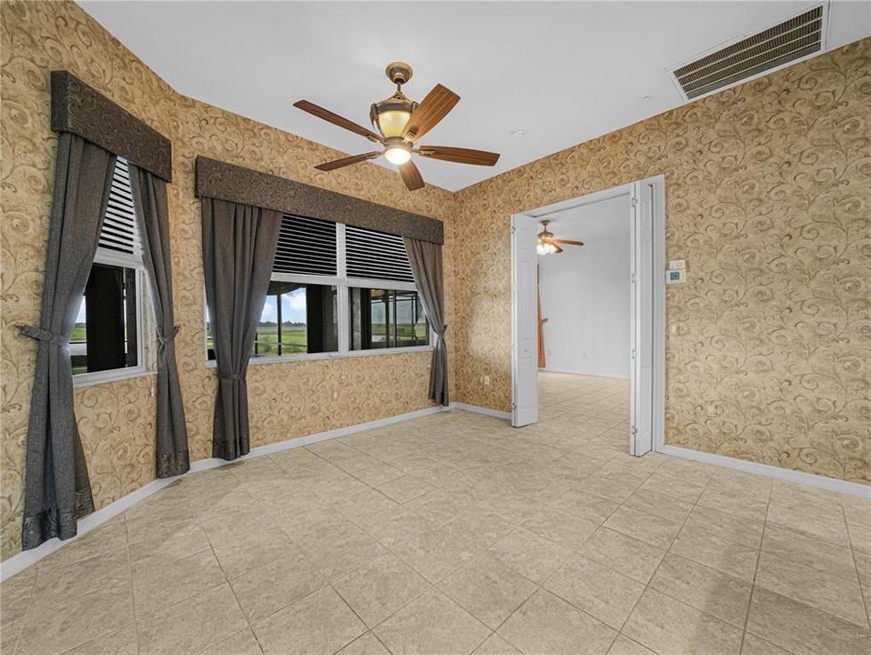 Activo con contrato: $599,000 (3 camas, 2 baños, 2330 Pies cuadrados)