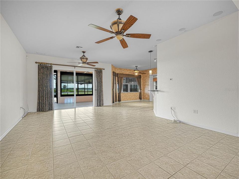 Activo con contrato: $599,000 (3 camas, 2 baños, 2330 Pies cuadrados)