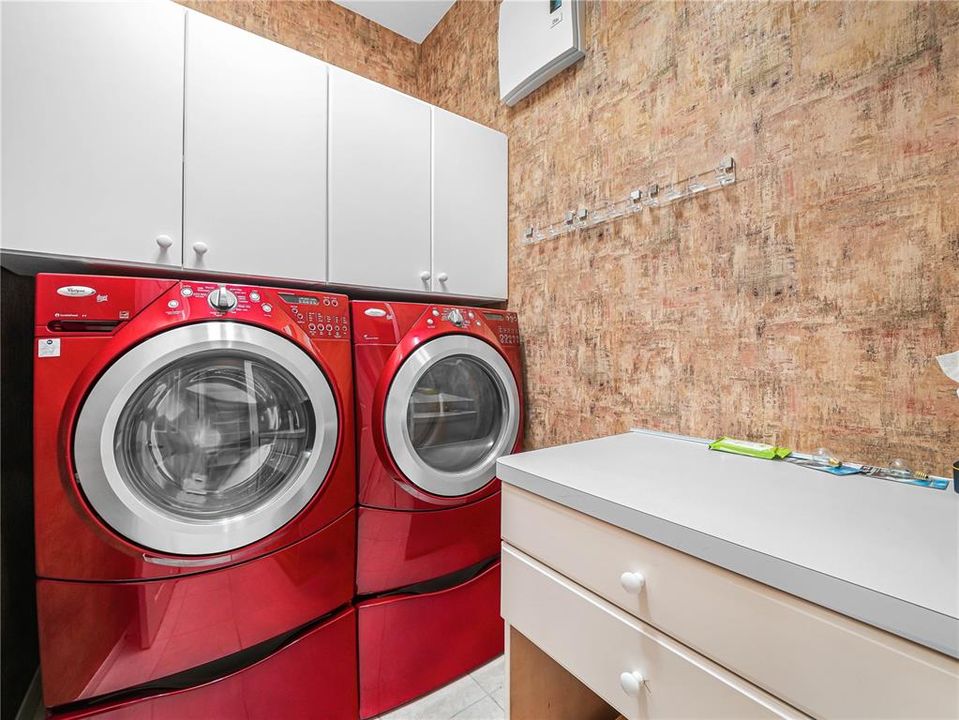 Activo con contrato: $599,000 (3 camas, 2 baños, 2330 Pies cuadrados)