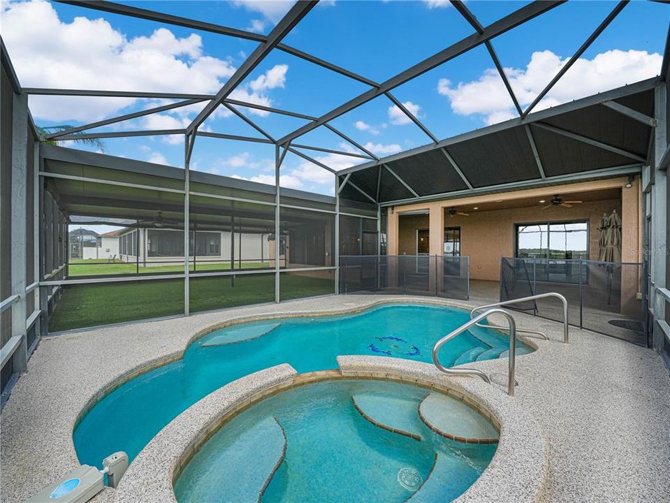 Activo con contrato: $599,000 (3 camas, 2 baños, 2330 Pies cuadrados)
