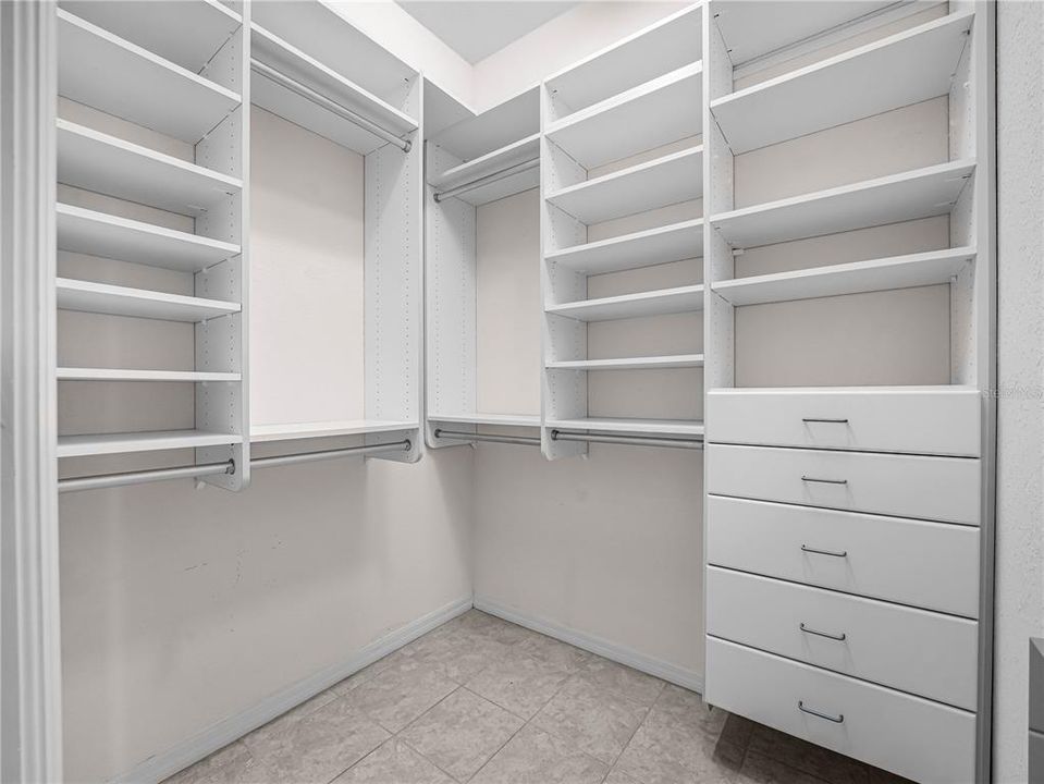 Activo con contrato: $599,000 (3 camas, 2 baños, 2330 Pies cuadrados)