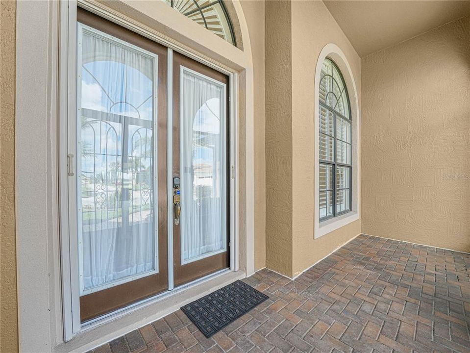 Activo con contrato: $599,000 (3 camas, 2 baños, 2330 Pies cuadrados)