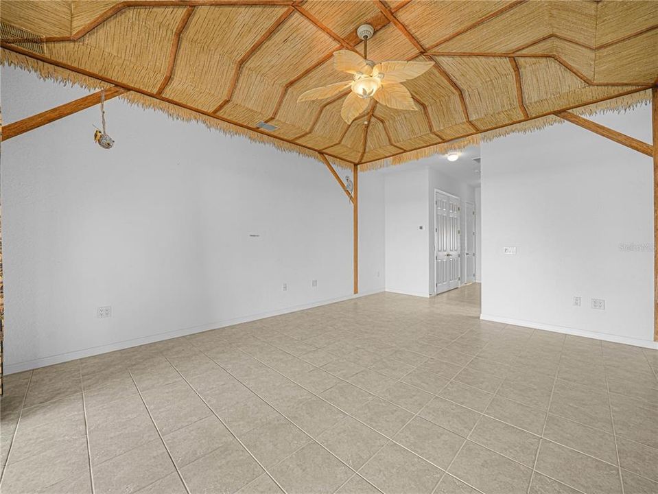 Activo con contrato: $599,000 (3 camas, 2 baños, 2330 Pies cuadrados)