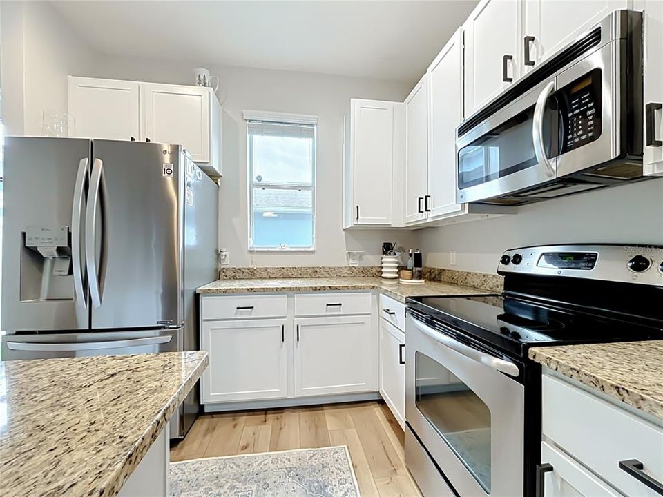 For Sale: $330,000 (2 beds, 2 baths, 1077 Square Feet)