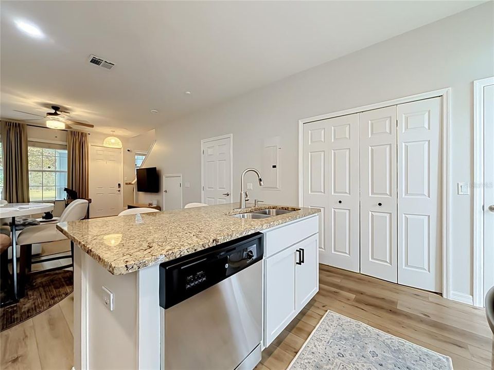 For Sale: $330,000 (2 beds, 2 baths, 1077 Square Feet)