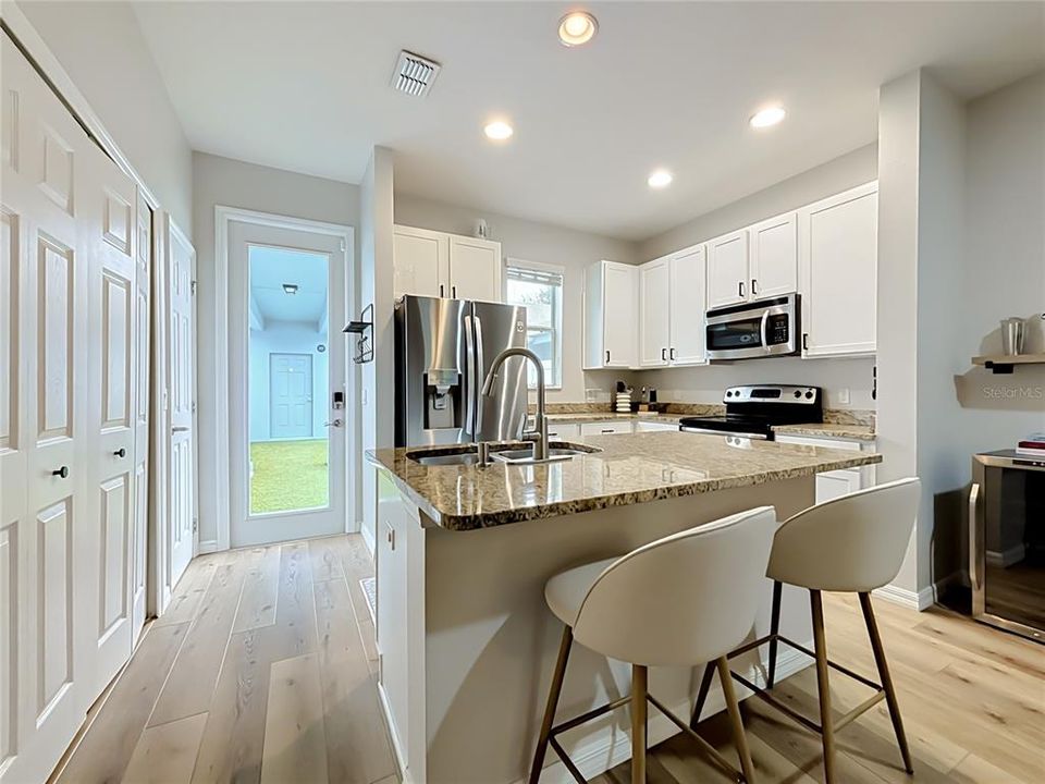 For Sale: $330,000 (2 beds, 2 baths, 1077 Square Feet)