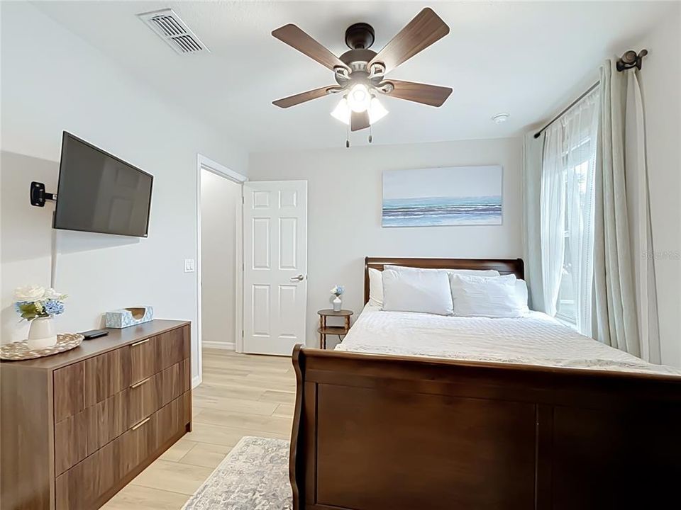 For Sale: $330,000 (2 beds, 2 baths, 1077 Square Feet)
