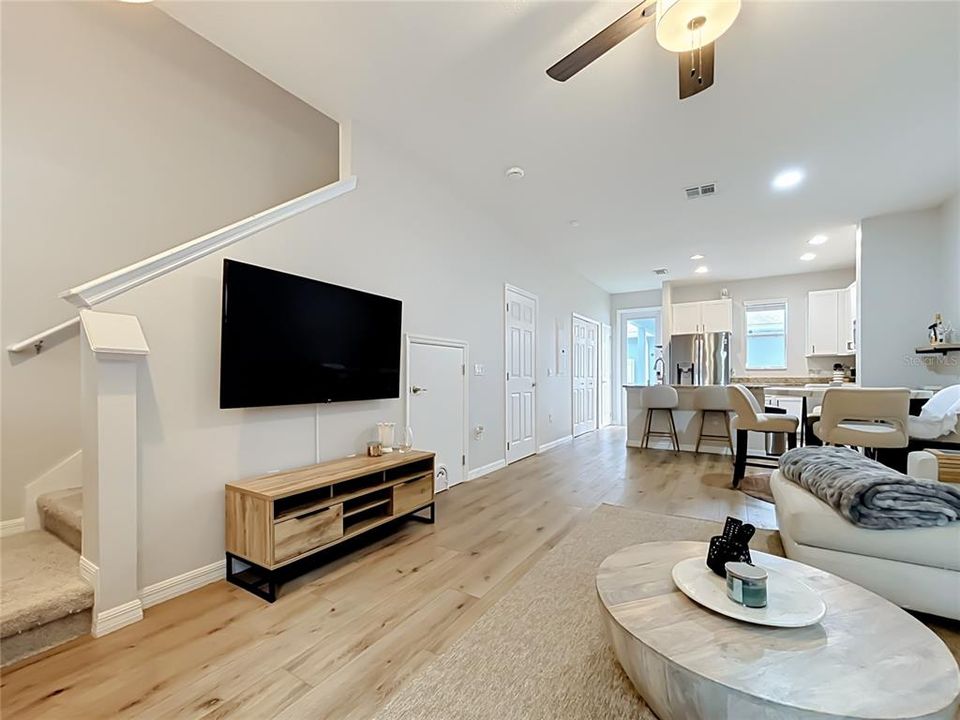 For Sale: $330,000 (2 beds, 2 baths, 1077 Square Feet)