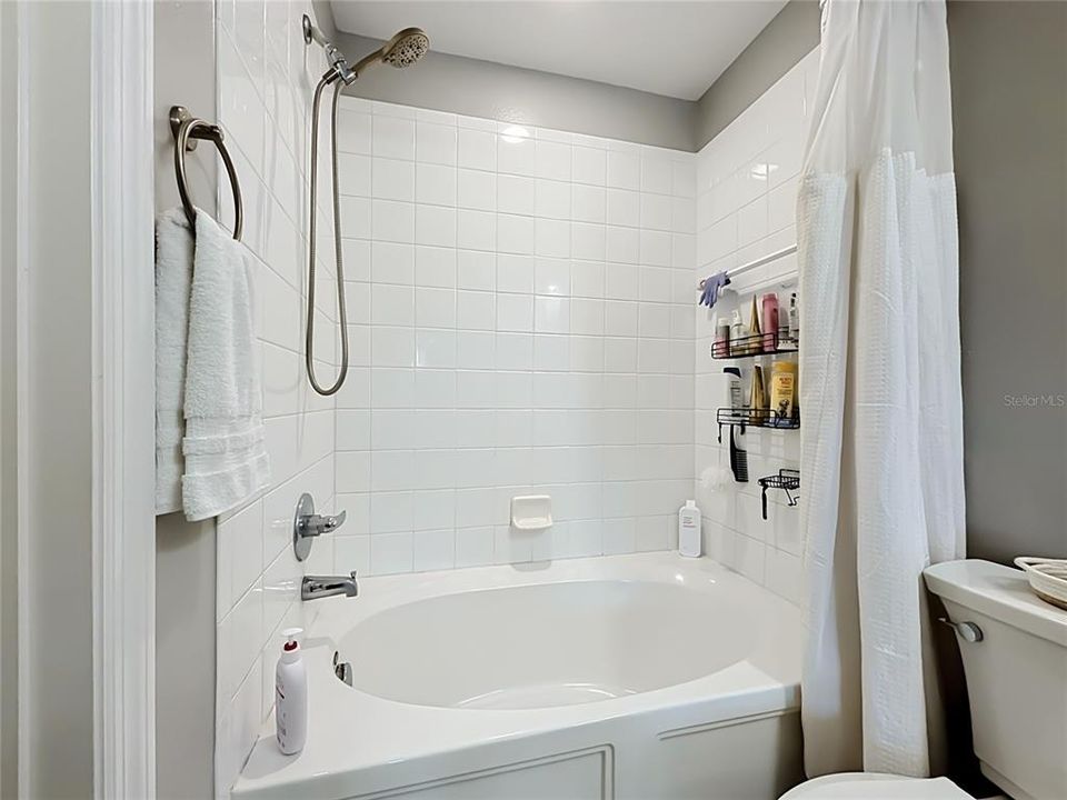 For Sale: $330,000 (2 beds, 2 baths, 1077 Square Feet)
