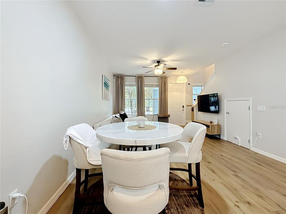 For Sale: $330,000 (2 beds, 2 baths, 1077 Square Feet)
