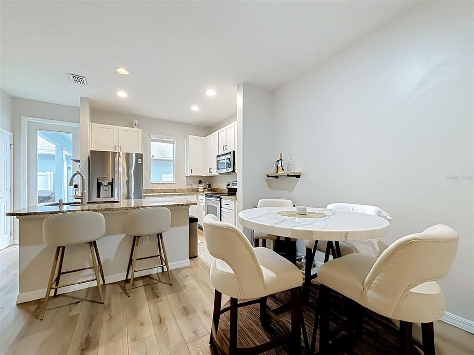 For Sale: $330,000 (2 beds, 2 baths, 1077 Square Feet)