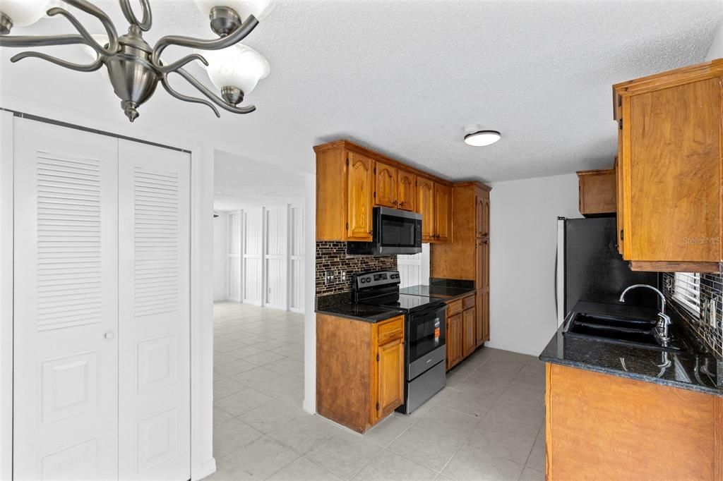For Sale: $192,500 (2 beds, 1 baths, 1032 Square Feet)