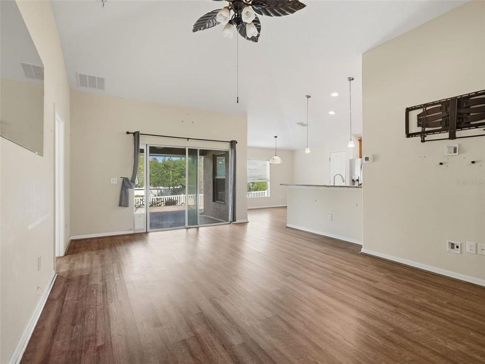 For Sale: $285,000 (3 beds, 2 baths, 1676 Square Feet)