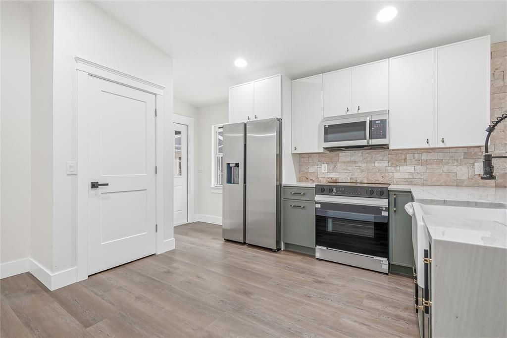 For Sale: $759,900 (5 beds, 3 baths, 3401 Square Feet)