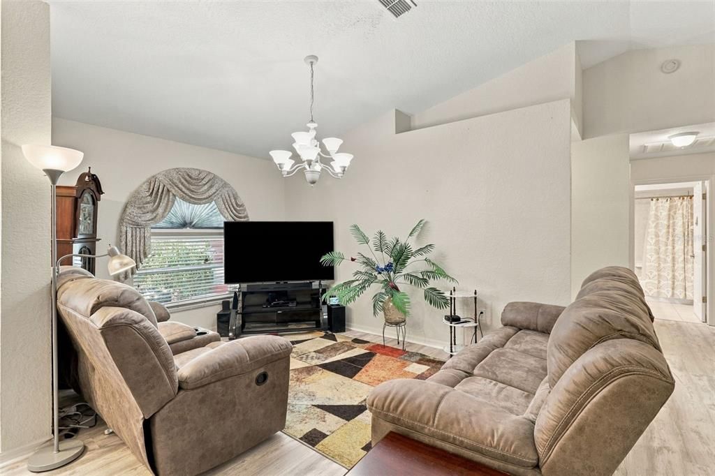 En Venta: $319,000 (3 camas, 2 baños, 1605 Pies cuadrados)