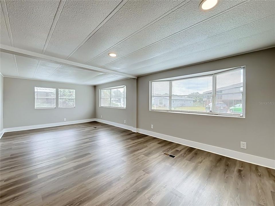 For Sale: $159,900 (3 beds, 2 baths, 960 Square Feet)