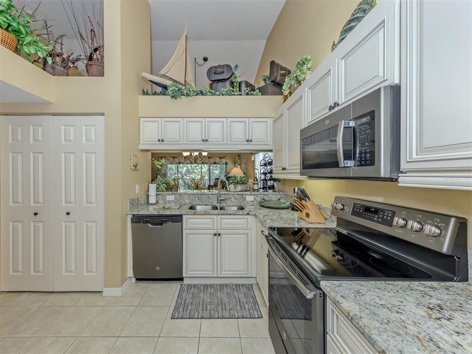For Sale: $299,000 (2 beds, 2 baths, 1510 Square Feet)