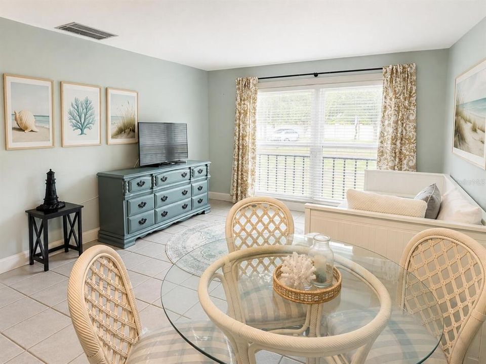 For Sale: $160,000 (1 beds, 1 baths, 670 Square Feet)