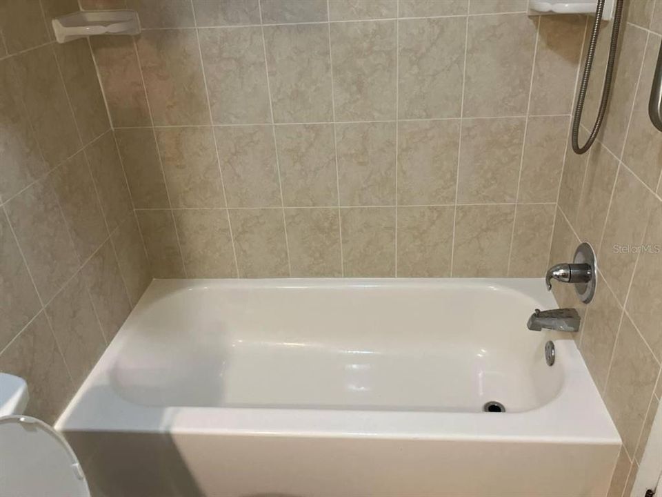 For Sale: $160,000 (1 beds, 1 baths, 670 Square Feet)