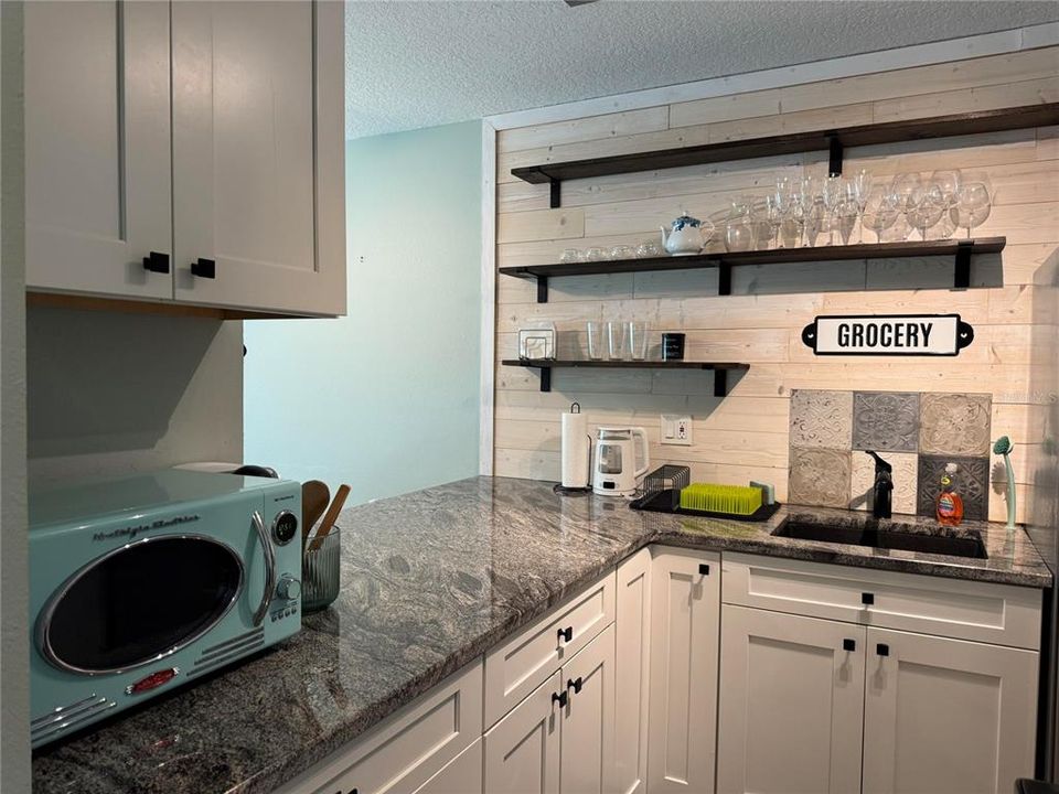 For Sale: $160,000 (1 beds, 1 baths, 670 Square Feet)