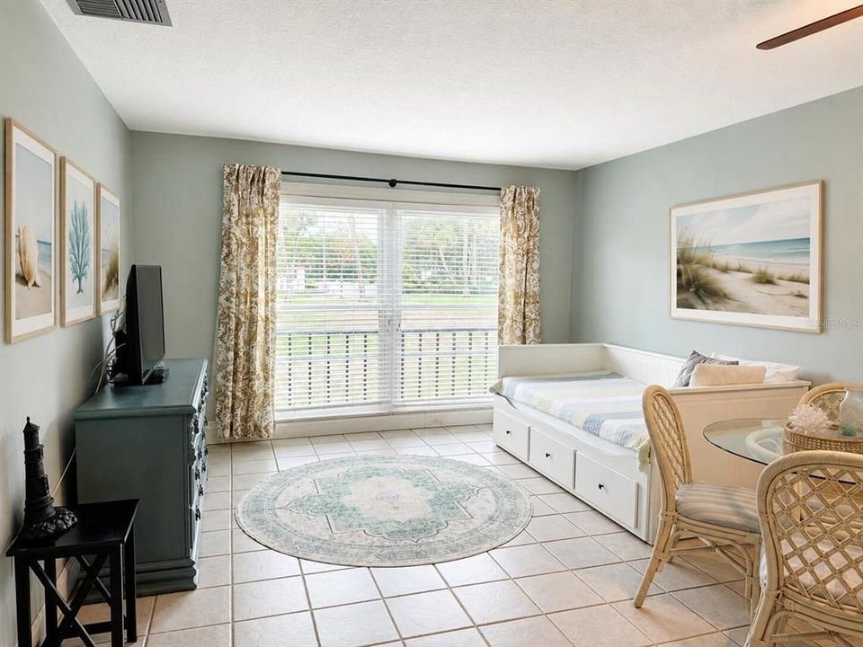 For Sale: $160,000 (1 beds, 1 baths, 670 Square Feet)