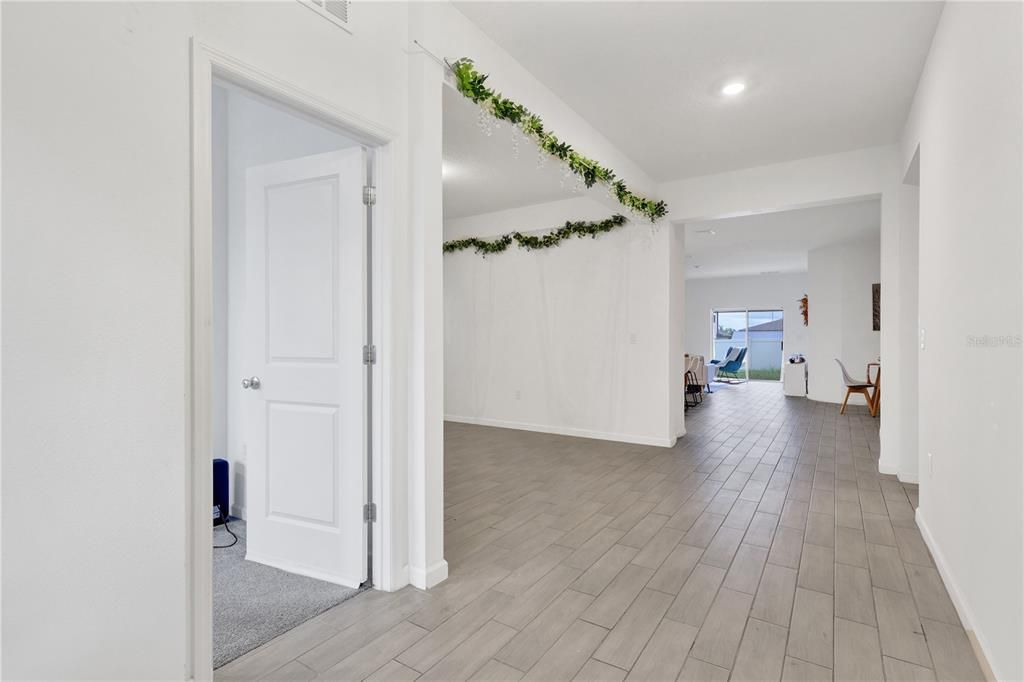 En Venta: $343,990 (4 camas, 2 baños, 2100 Pies cuadrados)