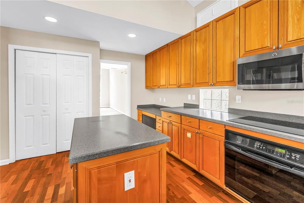 Activo con contrato: $750,000 (4 camas, 3 baños, 2822 Pies cuadrados)