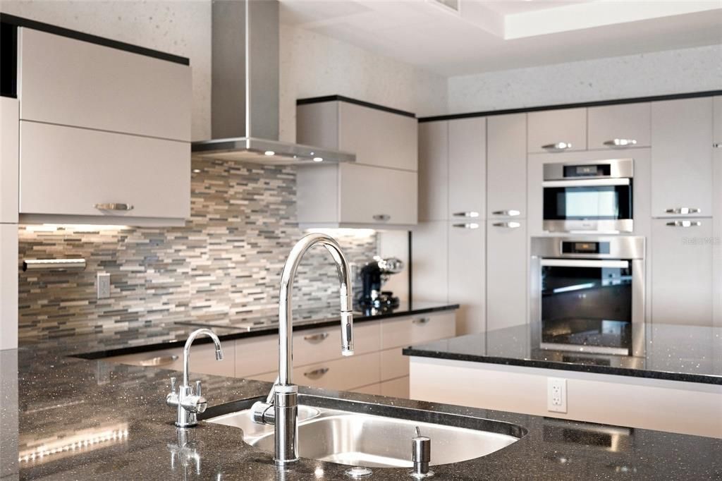 На продажу: $3,495,000 (4 спален, 3 ванн, 4943 Квадратных фут)