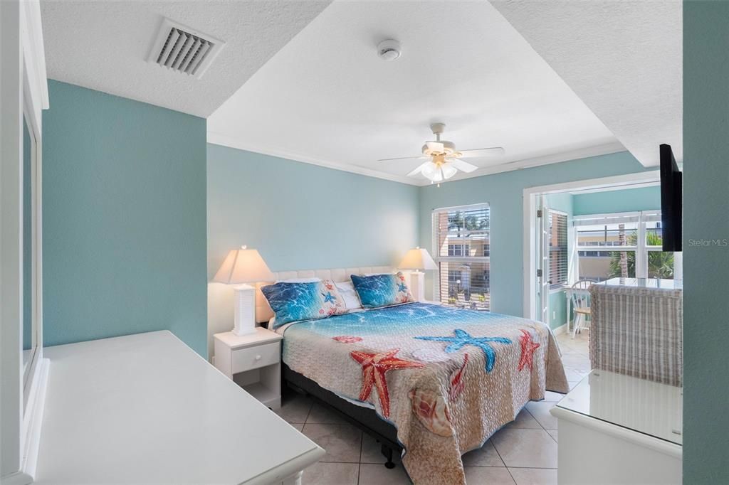 For Sale: $384,000 (1 beds, 1 baths, 735 Square Feet)
