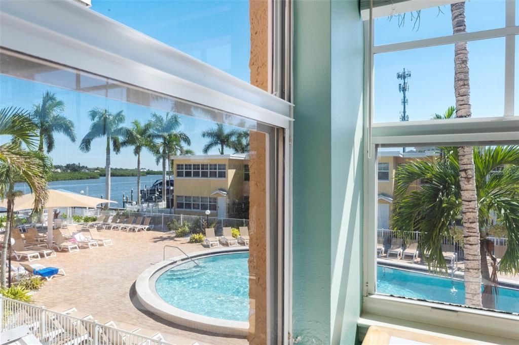 For Sale: $384,000 (1 beds, 1 baths, 735 Square Feet)