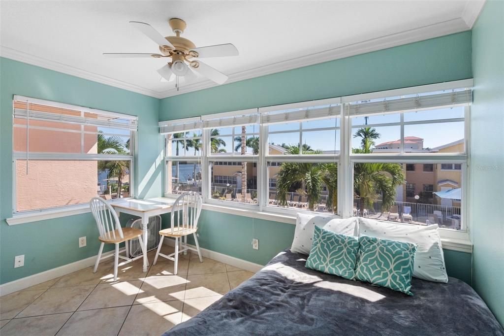 For Sale: $384,000 (1 beds, 1 baths, 735 Square Feet)