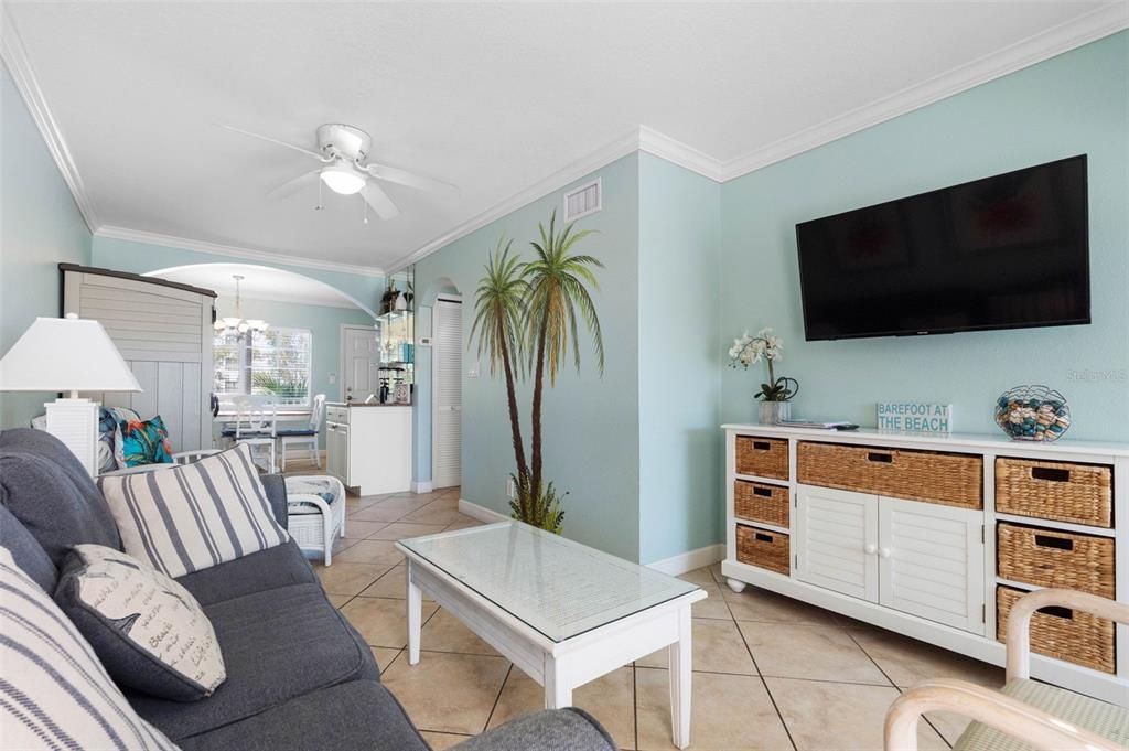 For Sale: $384,000 (1 beds, 1 baths, 735 Square Feet)