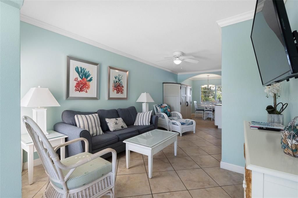 For Sale: $384,000 (1 beds, 1 baths, 735 Square Feet)