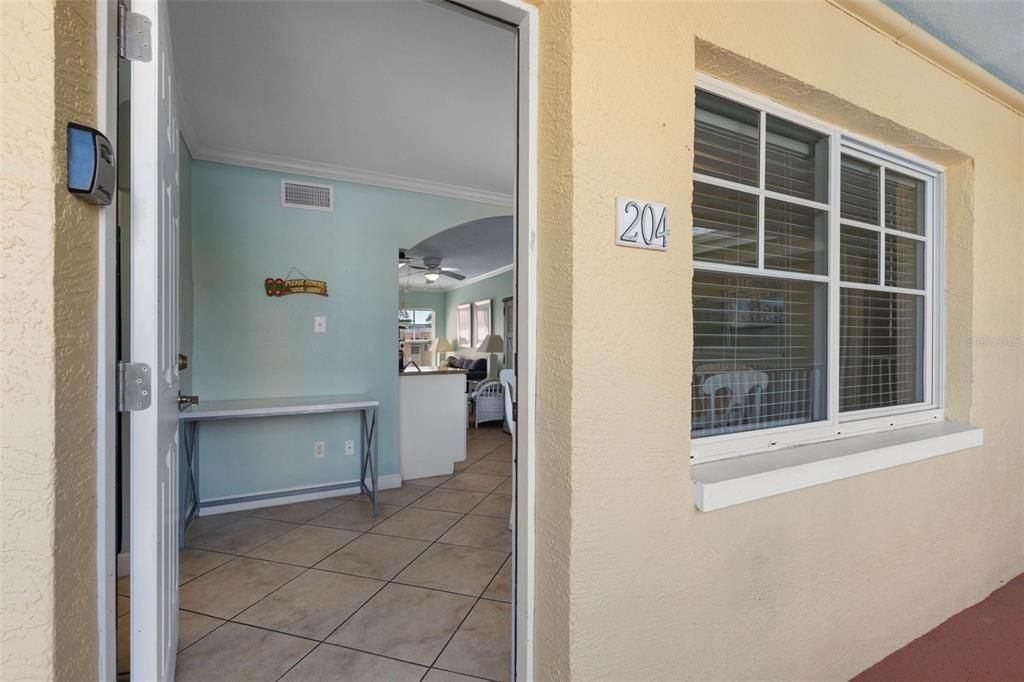 For Sale: $384,000 (1 beds, 1 baths, 735 Square Feet)