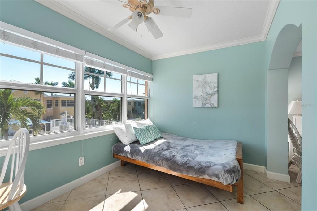 For Sale: $384,000 (1 beds, 1 baths, 735 Square Feet)