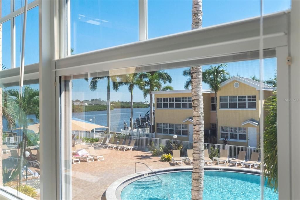 For Sale: $384,000 (1 beds, 1 baths, 735 Square Feet)