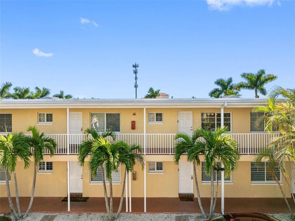 For Sale: $384,000 (1 beds, 1 baths, 735 Square Feet)