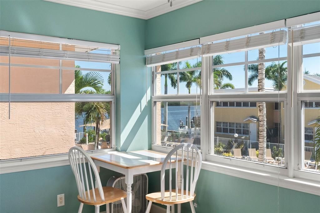 For Sale: $384,000 (1 beds, 1 baths, 735 Square Feet)