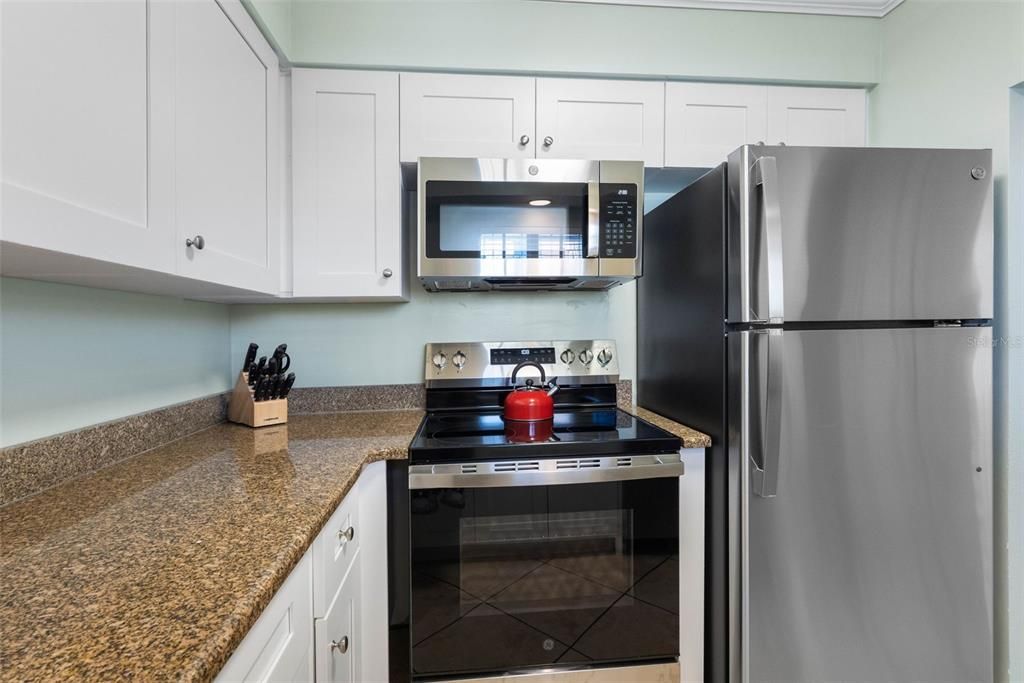 For Sale: $384,000 (1 beds, 1 baths, 735 Square Feet)