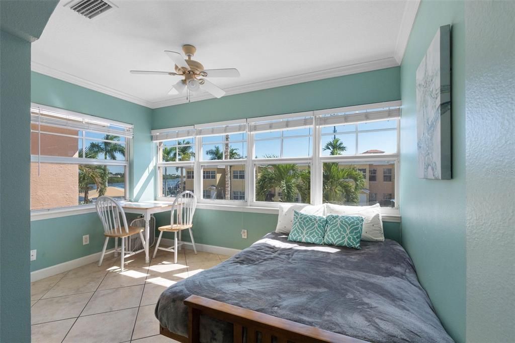 For Sale: $384,000 (1 beds, 1 baths, 735 Square Feet)
