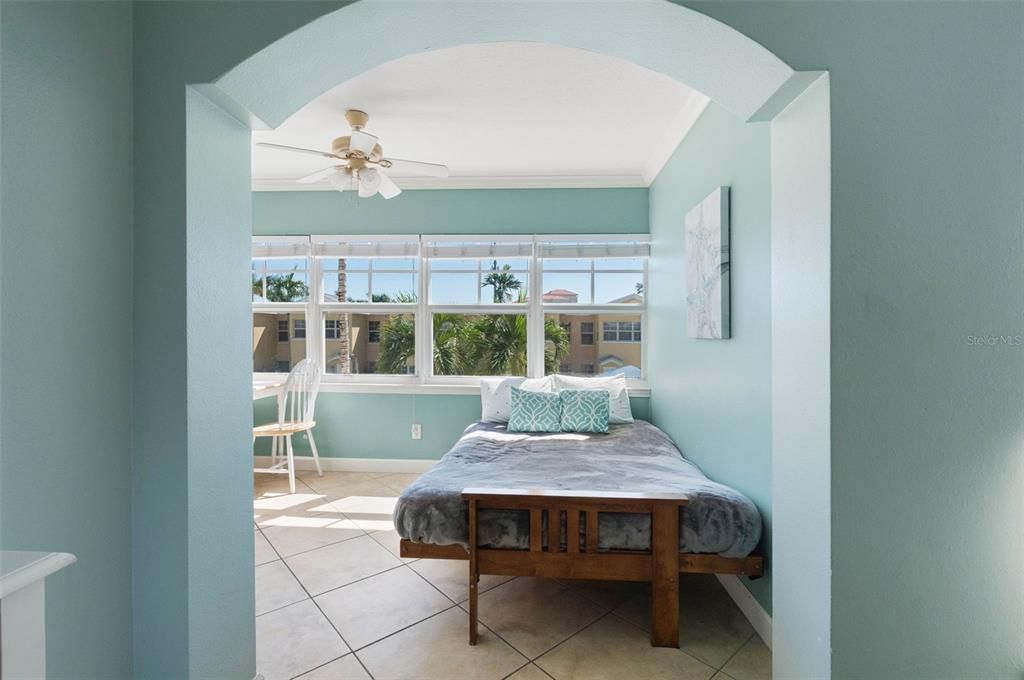 For Sale: $384,000 (1 beds, 1 baths, 735 Square Feet)