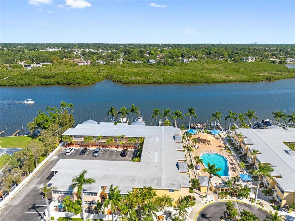 For Sale: $384,000 (1 beds, 1 baths, 735 Square Feet)