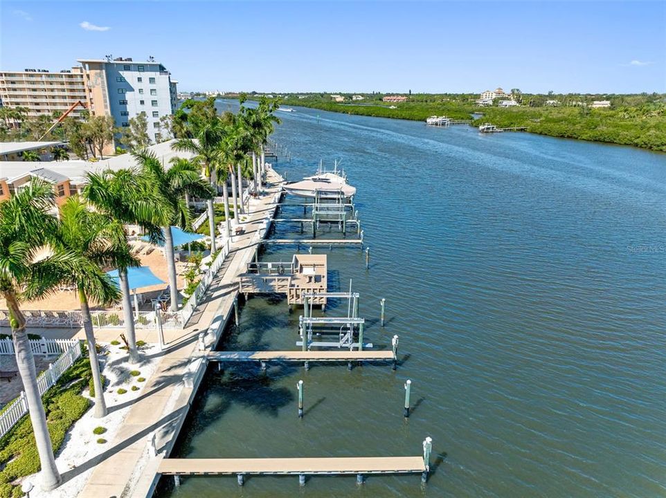 For Sale: $384,000 (1 beds, 1 baths, 735 Square Feet)