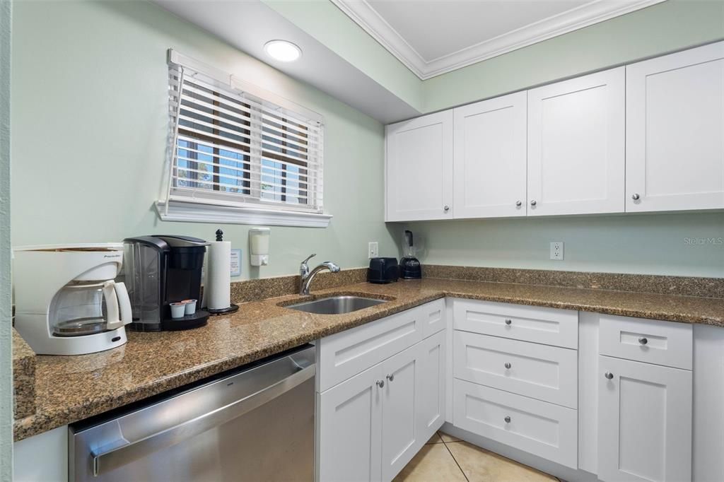 For Sale: $384,000 (1 beds, 1 baths, 735 Square Feet)