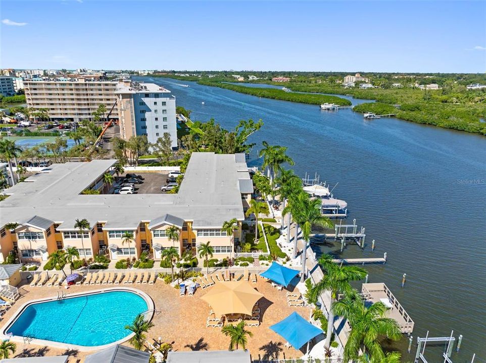 For Sale: $384,000 (1 beds, 1 baths, 735 Square Feet)