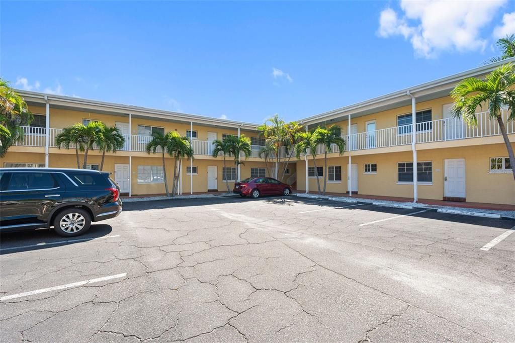 For Sale: $384,000 (1 beds, 1 baths, 735 Square Feet)