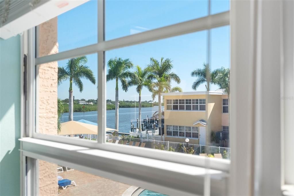 For Sale: $384,000 (1 beds, 1 baths, 735 Square Feet)