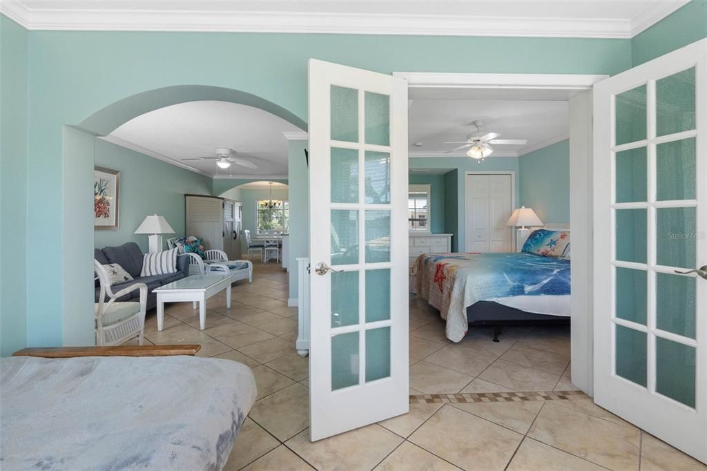 For Sale: $384,000 (1 beds, 1 baths, 735 Square Feet)