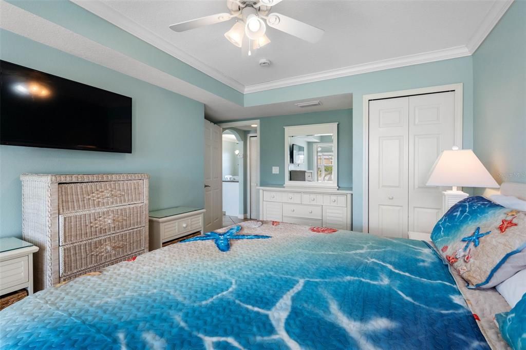 For Sale: $384,000 (1 beds, 1 baths, 735 Square Feet)